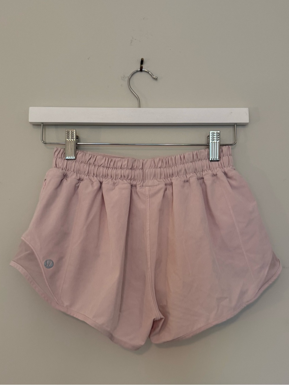 Lululemon Hotty Hot Shorts Low Rise 2.5” Dusty Pink - Picture 2 of 3